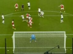 Fanúšikovia Liverpoolu sa rozčuľujú, pretože gól Eberechiho Ezeho pre Arsenal „prezrel a zamietol“ Eberechi Eze strelil kontroverzný gól Arsenalu proti Tottenhamu, pričom traja jeho spoluhráči boli zdanlivo v ofsajde a v zornom poli brankára Spurs Guglielma Vicaria.