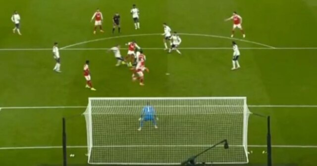 Eberechi Eze strelil kontroverzný gól Arsenalu proti Tottenhamu, pričom traja jeho spoluhráči boli zdanlivo v ofsajde a v zornom poli brankára Spurs Guglielma Vicaria.