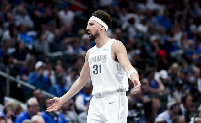 Fanúšikovia NBA boli ohromení, keď Klay Thompson strieľal dozadu vo logo pochodového šialenstva