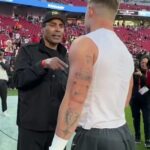 Legendu 49ers Rogera Craiga videli pred zápasom chatovať s Christianom McCaffreym