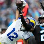 Rams wide receiver Puka Nacua zachytáva prihrávku cez rohového obrancu Panthers Mikea Jacksona