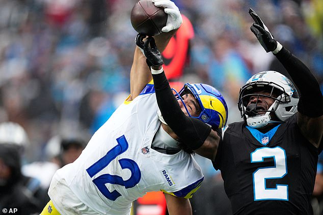 Fanúšikovia NFL neveriacky, pretože superhviezda Rams Puka Nacua produkuje kandidáta Rams wide receiver Puka Nacua zachytáva prihrávku cez rohového obrancu Panthers Mikea Jacksona