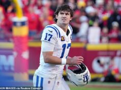 Fanúšikovia NFL odchádzali ohromení plánom rozohrávača Colts Daniela Jonesa hrať so zlomenou nohou Colts QB Daniel Jones ohromil fanúšikov NFL tým, že sa rozhodol hrať tento týždeň so zlomenou nohou