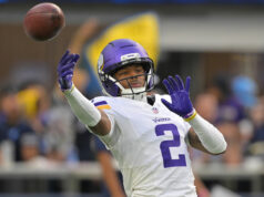 Fanúšikovia NFL reagujú, keď Isaiah Rodgers vstupuje do modrého stanu po zásahu helmy do helmy s Bears TE logo pochodového šialenstva