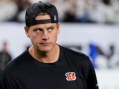 Fanúšikovia NFL reagujú, keď sa Joe Burrow vracia na tréning Bengals po operácii prsta na nohe logo pochodového šialenstva