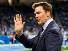 Fanúšikovia NFL reagujú, keď sa Tom Brady odmieta ospravedlniť za to, že nešiel ľahko s dieťaťom, ktoré vyhodilo z NFL GOAT logo pochodového šialenstva
