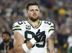 Fanúšikovia NFL reagujú, keď sa Tucker Kraft dostane z ihriska po zranení kolena proti Panthers logo pochodového šialenstva