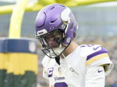 Fanúšikovia NFL reagujú, keď sa momenty JJ McCarthyho so synom Rímom šíria uprostred zničujúceho roka Vikings QB logo pochodového šialenstva