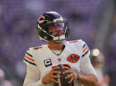 Fanúšikovia NFL reagujú na príchod Caleba Williamsa s podpisovým matcha pre zápas Bears vs. Eagles logo pochodového šialenstva