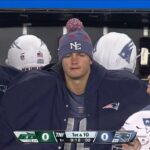 Drake Maye vyvolal u fanúšikov nostalgiu za Bradym, nielen svojou hrou, ale aj plášťom vedľajšej postavy