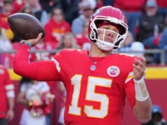 Fanúšikovia NFL sa posmievajú Tonymu Romoovi za to, že propagoval Patricka Mahomesa počas zápasu Colts vs. Chiefs Week 12 logo pochodového šialenstva