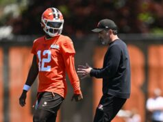 Fanúšikovia NFL trhajú Browns HC za to, že nedali hernú loptu Shedeurovi Sandersovi po historickom debute nováčika QB logo pochodového šialenstva