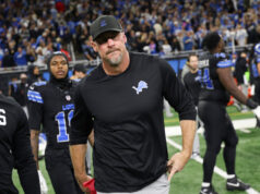 Fanúšikovia NFL trhajú Lions HC, keď tím pod vedením Jareda Goffa prehral na Deň vďakyvzdania 31:24 s Packers logo pochodového šialenstva