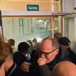 V pondelok večer sa objavilo video fanúšikov, ktorí sa tlačili do baru, pár z nich zakašľalo, pretože bolo naznačené, že fanúšikovia Marseille na nich hodili slzný plyn a potom utiekli.