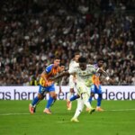 Fanúšikovia Realu Madrid posielajú Vinícius Jr. odkaz Xabimu Alonsovi počas súboja vo Valencii