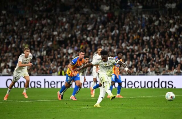 Fanúšikovia Realu Madrid posielajú Vinícius Jr. odkaz Xabimu Alonsovi počas súboja vo Valencii
