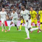 Fanúšikovia Realu Madrid posielajú odkaz na tréningovom ihrisku Viníciusovi Jr.