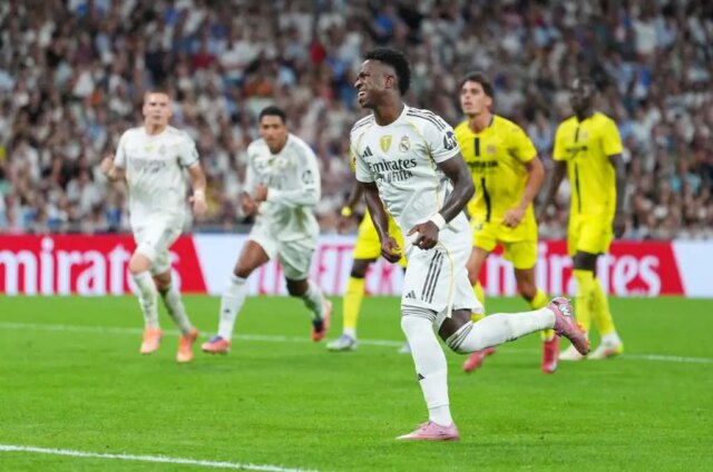 Fanúšikovia Realu Madrid posielajú odkaz na tréningovom ihrisku Viníciusovi Jr.
