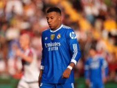 Fanúšikovia Realu Madrid sa stretnú o Kyliana Mbappého počas zápasu Rayo Fanúšikovia Realu Madrid sa stretnú o Kyliana Mbappého počas zápasu Rayo