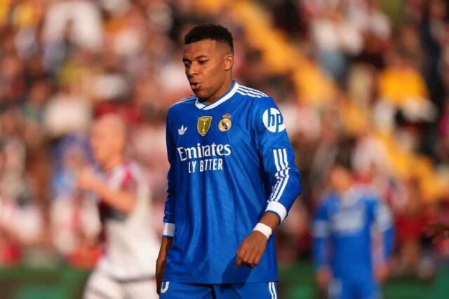 Fanúšikovia Realu Madrid sa stretnú o Kyliana Mbappého počas zápasu Fanúšikovia Realu Madrid sa stretnú o Kyliana Mbappého počas zápasu Rayo