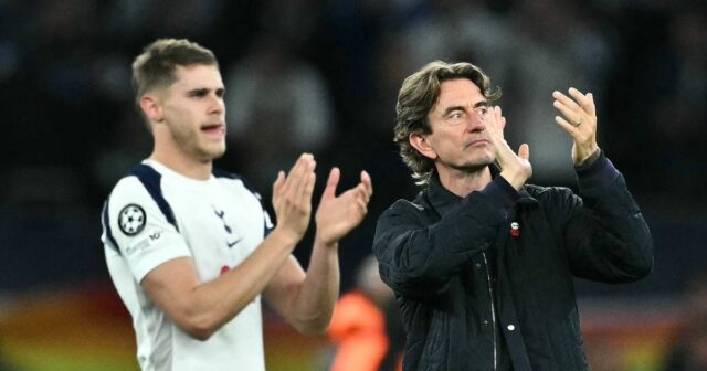 Fanúšikovia Tottenhamu ma vypískali – ale Djed Spence a Micky Micky van de Ven a Thomas Frank ukazujú svoje uznanie