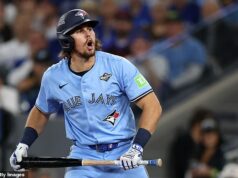 Fanúšikovia bejzbalu tvrdia, že Svetová séria je „zmanipulovaná“ pre Dodgers, pretože kontroverzné rozhodnutie vyvoláva zúrivosť Hit z neskorej hry od Addison Barger bol predmetom kontroverzií na sociálnych sieťach