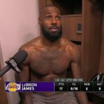 Fanúšikovia boli šokovaní, keď novinári v šatni robili rozhovor s polonahým LeBronom Jamesom