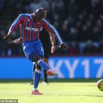 Jean-Philippe Mateta poslal penaltu po tom, čo ho v šestnástke fauloval Leny Yoro