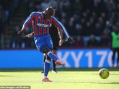 Fanúšikovia po tom, čo sa Jean-Philippe Mateta dostal k trestu OPATROVAŤ, napriek tomu, že bol vylúčený prvý pokus Jean-Philippe Mateta poslal penaltu po tom, čo ho v šestnástke fauloval Leny Yoro