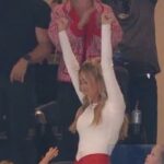 Fanúšikovia si myslia, že kamera si pomiešala Brittany Mahomes a Taylor Swift počas Chiefs vs Cowboys