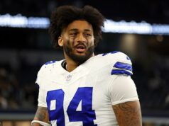 Fanúšikovia sa rozzúrili, keď útočníci prerušili chvíľu ticha za zosnulú hviezdu Dallas Cowboys Marshawn Kneeland na zápase NFL Vo veku 24 rokov zomrel v stredu večer hráč Dallas Cowboys Marshawn Kneeland