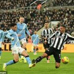 Fabian Schar nadviazal kontakt s nohou Phila Fodena po strele hviezdy Man City v šestnástke