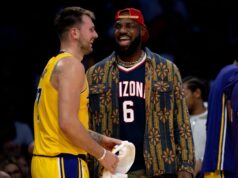 Fanúšikovia vybuchli, keď bol LeBron James šokujúco pridelený do South Bay, aby naštartoval debut sezóny logo pochodového šialenstva