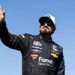 Fanúšikovia zachvátení emóciami, keď jazdec NASCAR JJ Yeley zdieľa smutnú správu