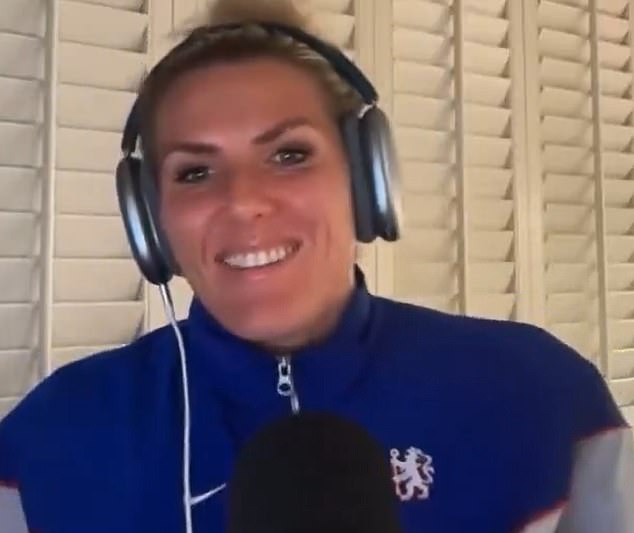 Fanúšikovia zúria na „bezchrbtového“ a „úbohého“ kapitána Chelsea Mille Brighta Millie Bright (vyššie) odmietla stiahnutie Hannah Hamptonovej Mary Earps ako „klebetu“ vo svojom podcaste