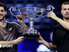 Finále ATP: Briti Julian Cash a Lloyd Glasspool si zabezpečili koncoročné postavenie svetovej jednotky vo štvorhre medzi mužmi Julian Cash and Lloyd Glasspool are awarded their trophy for finishing as the year-end men's doubles world number ones