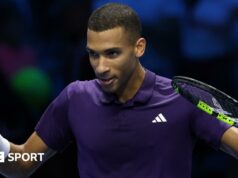 Finále ATP: Felix Auger-Aliassime porazil Bena Sheltona pred Jannikom Sinnerom a Alexandrom Zverevom Felix Auger-Aliassime celebrates victory over Ben Shelton at the ATP Finals