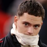 Florian Wirtz z Liverpoolu sa pozerá na zápas Premier League medzi Liverpoolom a Aston Villou na Anfielde