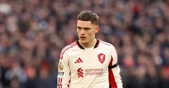 Florian Wirtz umlčí Garyho Nevilla, keď hviezda Liverpoolu jasne reaguje Florian Wirtz hľadá loptu.