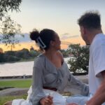 Angus a Chloe Crichtonovci (obaja na obrázku) odhalili pohlavie svojho bábätka veľmi výnimočne – po tom, čo minulý mesiac oznámili, že budú mať dieťa.