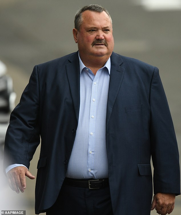 Footy legenda Darryl Brohman pred pár dňami hrdo kráčal so Pred necelým týždňom sa legenda o futbale zmenila na mediálnu identitu Darryl Brohman bol na oblaku deväť po tom, čo sa jeho dcéra Lizzie vydala - teraz sa potýka s ničivou diagnózou rakoviny