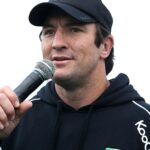 Footy veľký Nathan Hindmarsh (na snímke) odhalil, že si dal vystrihnúť, keď reagoval na vymyslenú správu, že on a jeho manželka budú mať dvojičky.