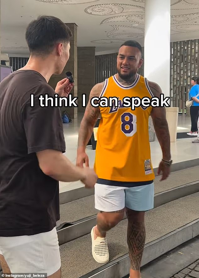 Footy star odhaľuje VEĽMI nezvyčajné jedlo, ktoré miluje, keď ho Yuji Beleza – superstar TikTok s miliónmi sledovateľov – oslovil hráča NRL Addina Fonua-Blakea a spýtal sa ho, či jedáva tradičné tongské jedlo