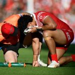 Eliesa Katoa (vpravo) je po urgentnej operácii v nemocnici v stabilizovanom stave