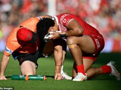 Footy star podstúpil núdzovú operáciu po tom, čo utrpel niekoľko úderov do hlavy počas porážky Tongy od Nového Zélandu – keďže NRL začína vyšetrovanie Eliesa Katoa (vpravo) je po urgentnej operácii v nemocnici v stabilizovanom stave
