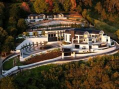 Footy star sa zmenil na obchodného magnáta v hodnote viac ako 200 miliónov dolárov, aby dal jeden z najluxusnejších sídiel v Austrálii do aukcie Úžasný kaštieľ (na obrázku) bude vydražený koncom tohto mesiaca - s kupujúcim, aby si vyzdvihol jednu z najhonosnejších nehnuteľností v Austrálii