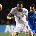 Francúzsky útočník #09 Hugo Ekitike v akcii počas futbalového zápasu kvalifikácie majstrovstiev sveta 2026 medzi Azerbajdžanom a Francúzskom na republikánskom štadióne Tofiqa Bahramova v Baku 16. novembra 2025.