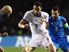 Francúzske médiá kritizujú výkon Huga Ekitikeho, keď sa duo Liverpoolu dostalo pod paľbu Francúzsky útočník #09 Hugo Ekitike v akcii počas futbalového zápasu kvalifikácie majstrovstiev sveta 2026 medzi Azerbajdžanom a Francúzskom na republikánskom štadióne Tofiqa Bahramova v Baku 16. novembra 2025.