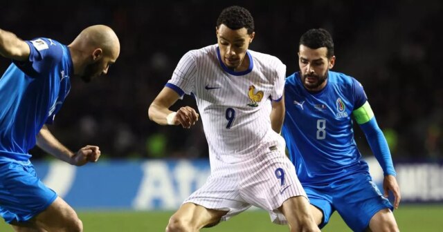 Francúzske médiá kritizujú výkon Huga Ekitikeho, keď sa duo Liverpoolu Francúzsky útočník #09 Hugo Ekitike v akcii počas futbalového zápasu kvalifikácie majstrovstiev sveta 2026 medzi Azerbajdžanom a Francúzskom na republikánskom štadióne Tofiqa Bahramova v Baku 16. novembra 2025.