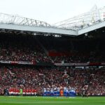 Futbal upustí od nezmyselných minút ticha po kritike za „nekonzistentný“ prístup. Na snímke: Hráči vzdávajú hold obetiam katastrof v Líbyi a Maroku